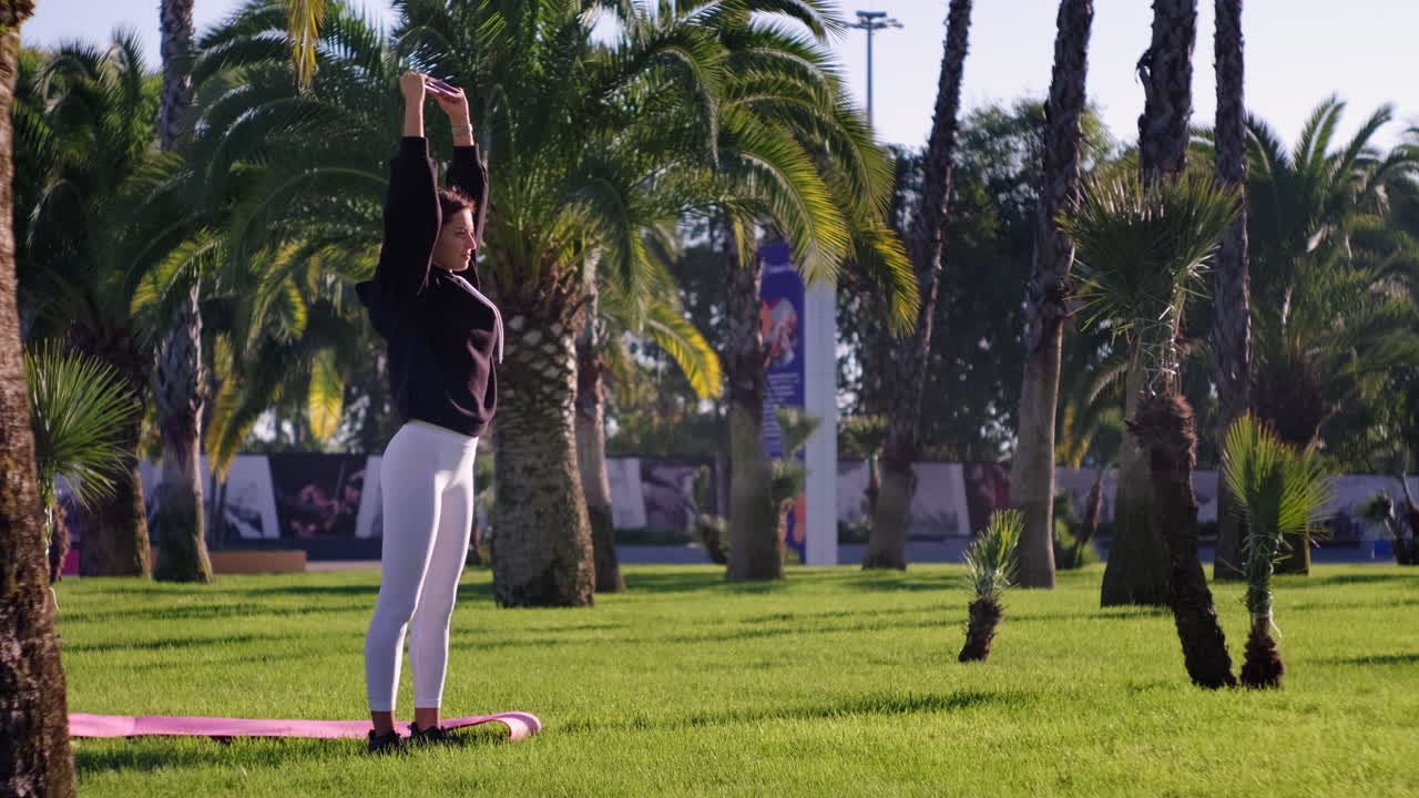 mujer estirándose al aire libre en un parque