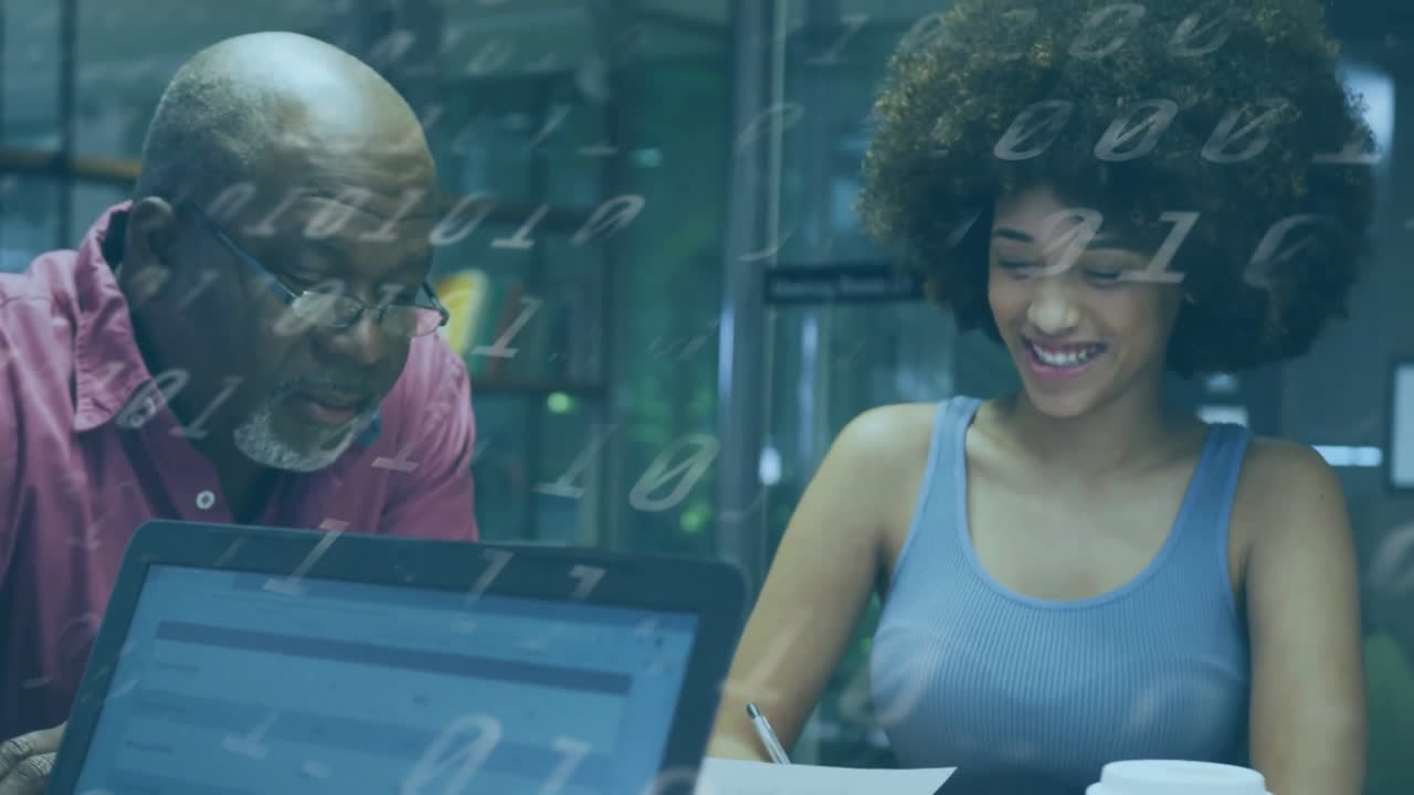 animazione di diversi uomini d'affari in ufficio e codifica binaria