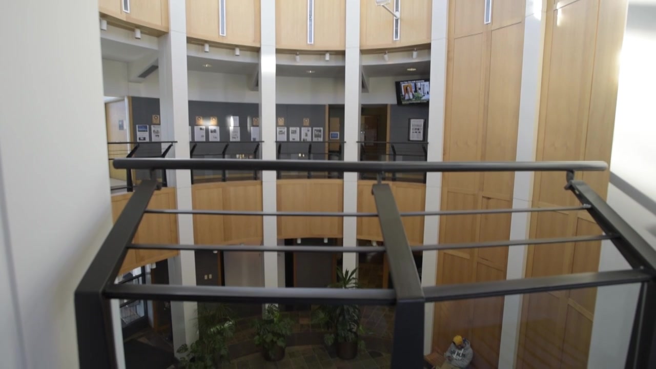O interior de um edifício mostrando o belo design arquitetônico. Tomada com inclinação de cima para baixo.