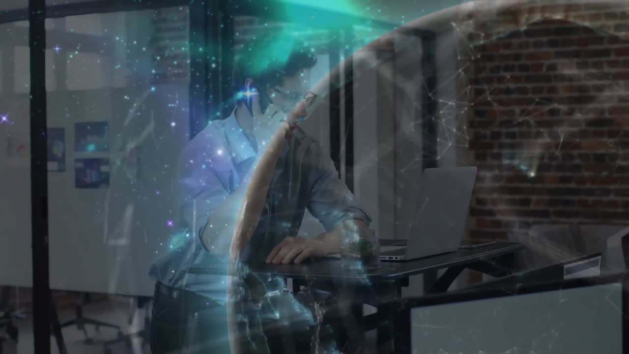 animación de una red de comunicación global brillante sobre el hombre usando un teléfono inteligente y una computadora portátil en la oficina