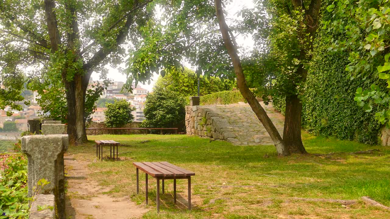 niña caminando por el sendero en el jardín de las virtudes en verano en oporto, portugal