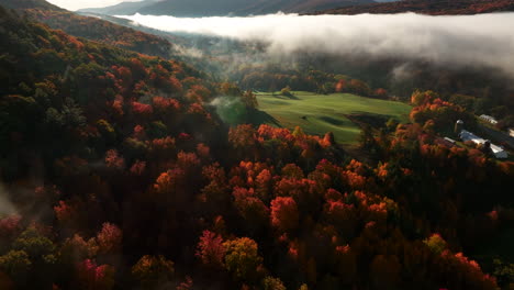 Geschwindigkeitsrampe-Nebliger-Herbstsonnenaufgang-In-Den-Catskills-Mountains-Im-Bundesstaat-New-York