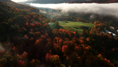 Rampa-De-Velocidad-Brumoso-Amanecer-De-Otoño-En-Las-Montañas-Catskills-Al-Norte-Del-Estado-De-Nueva-York