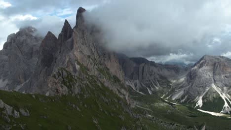 Seceda-Gebirge-In-Den-Italienischen-Dolomiten-Mit-Wolken,-Die-Die-Steilen,-Spitzenförmigen-Klippen-Bedecken