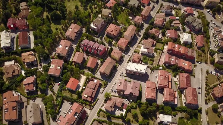 Ripresa con drone della città di Fabriano durante una giornata estiva soleggiata