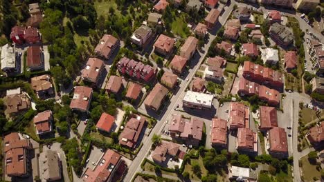 toma de drones de la ciudad de fabriano durante un día soleado de verano