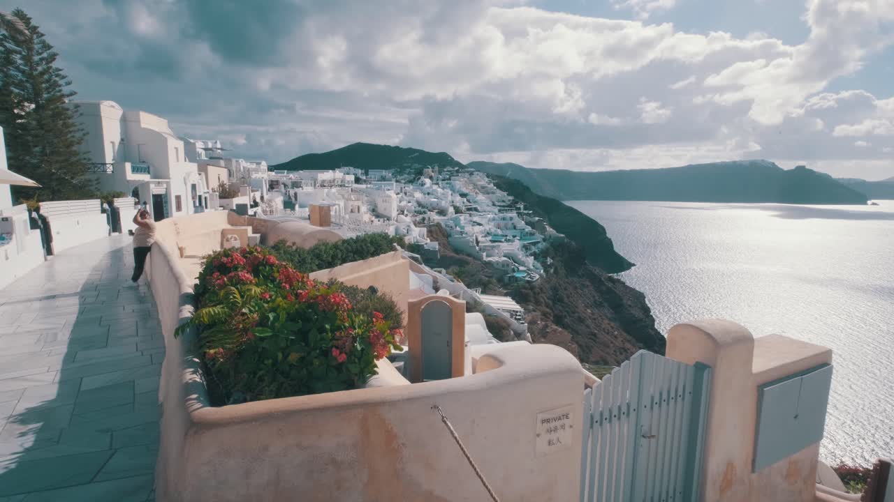 vista del pueblo de oia, tormenta acercándose
