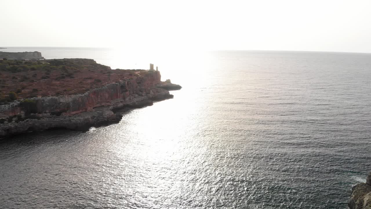 스페인 마요르카 칼라 피구에라(spain mallorca cala figuera)는 nd 필터를 사용하여 4k 24fps의 드론과 dji mavic air를 사용하여 하루 중 다른 시간에 위에서 봅니다.