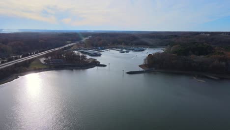 Vista-Aérea-Del-Camping-Y-Puerto-Deportivo-Del-Parque-Estatal-Paris-Landing-En-La-Orilla-Occidental-Del-Lago-Kentucky-En-Buchanan,-Condado-De-Henry,-Tennesse