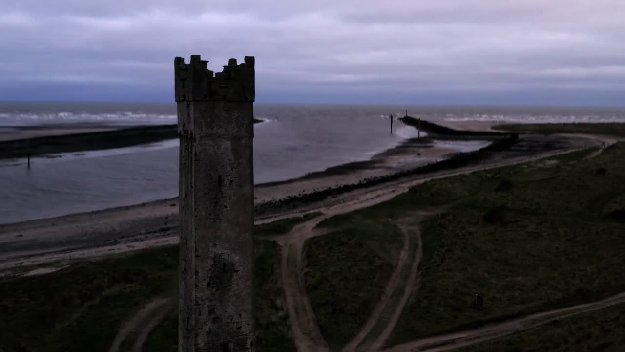 descenso aéreo que muestra la torre virgen con el estuario del río boyne