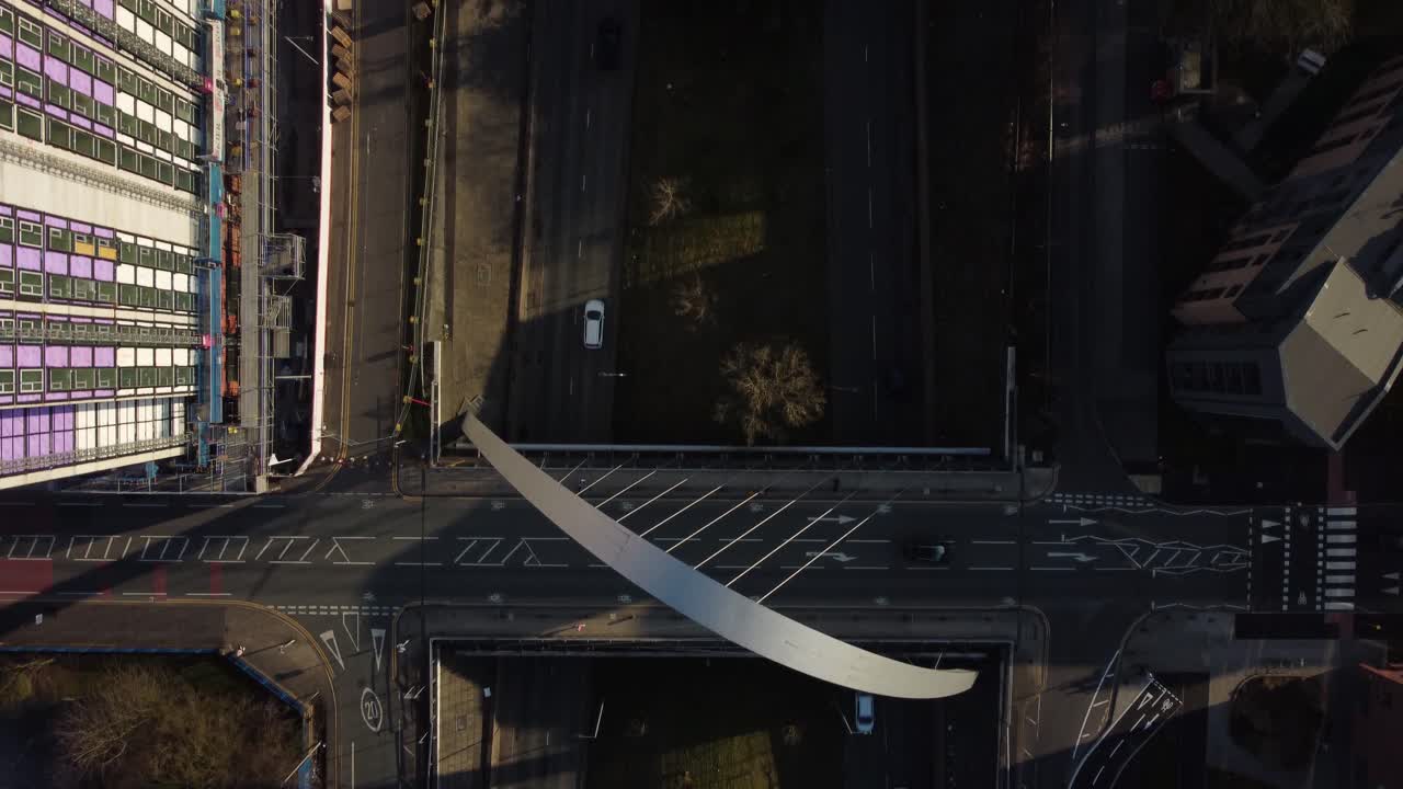 맨체스터 영국에서 자동차와 사람들이 아래를 지나가는 훌메 다리의 조감도를 보여주는 프린세스 파크웨이 위로 공중 드론 비행