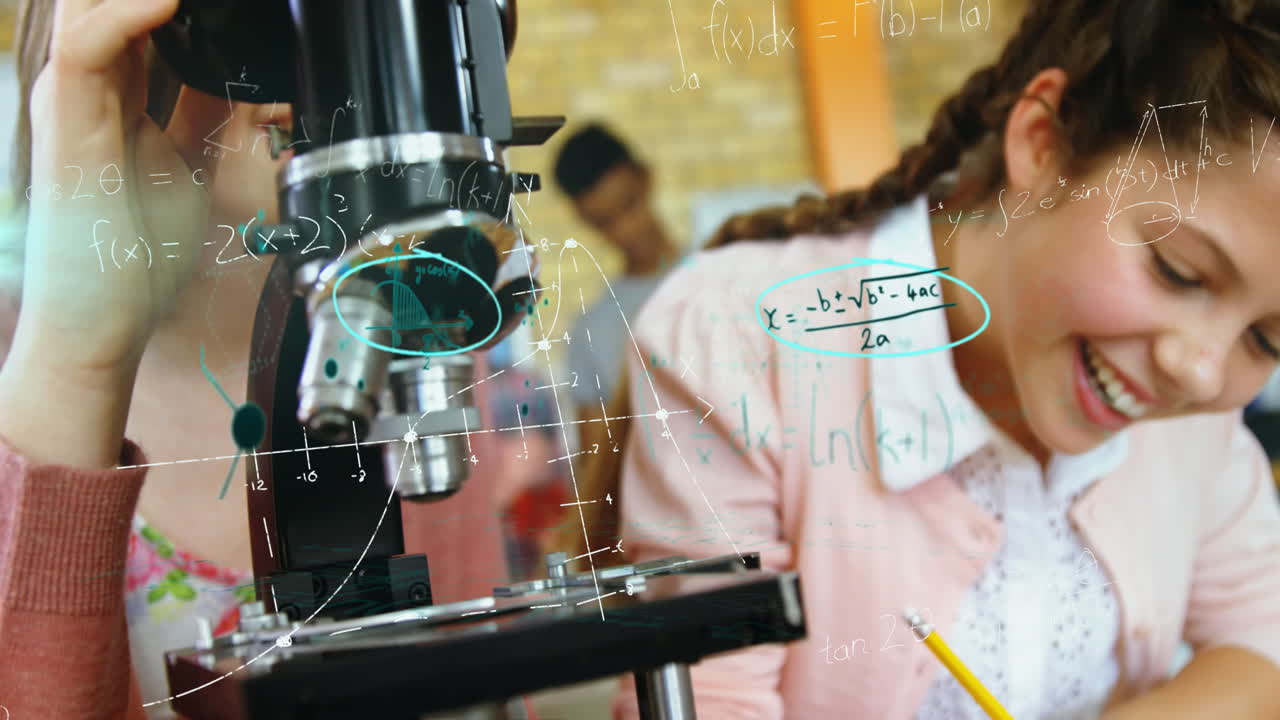 ecuaciones matemáticas flotando contra la niña escribiendo en un cuaderno