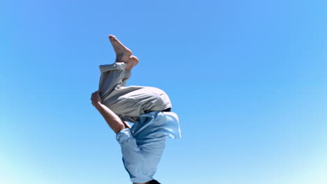 hombre haciendo un salto hacia atrás en cámara lenta