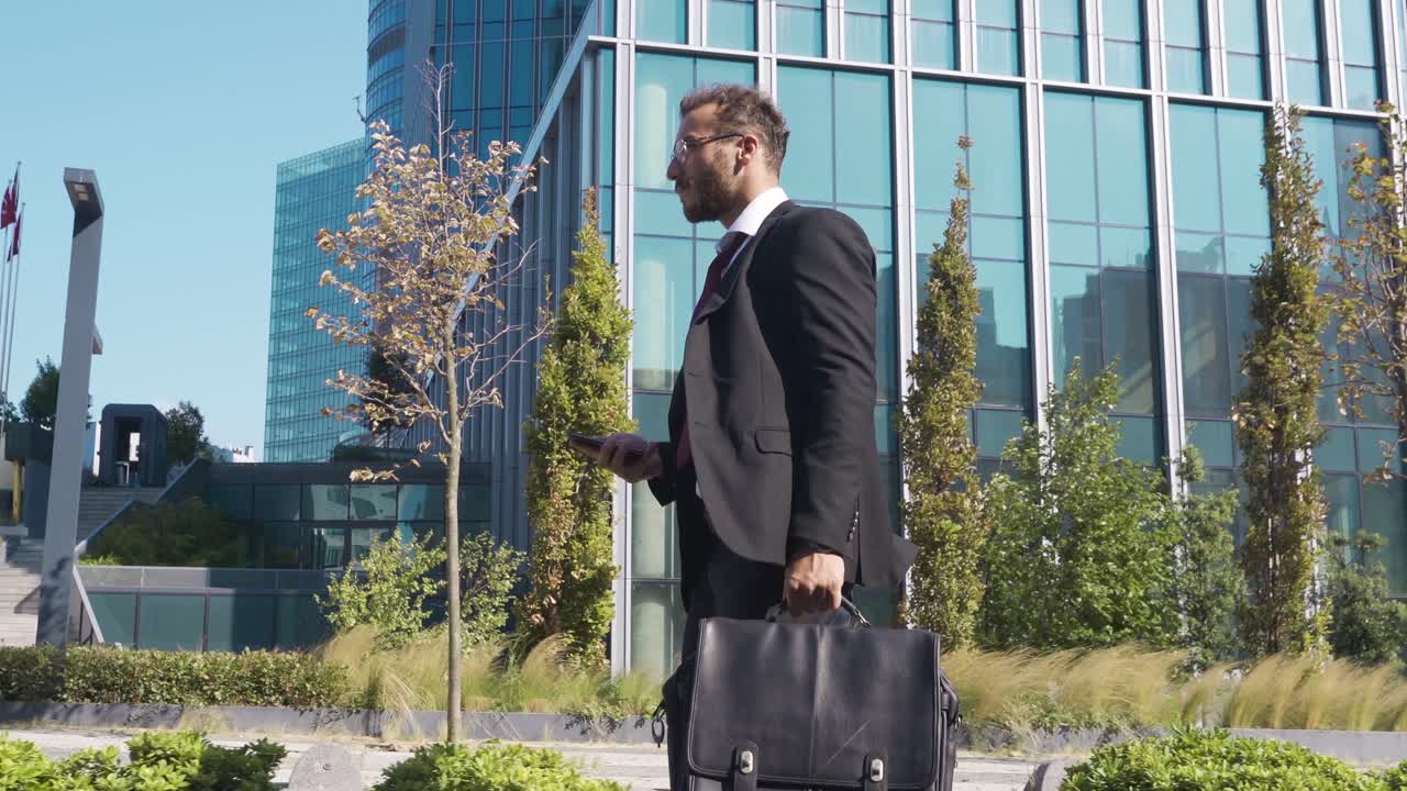 un hombre de negocios hablando por teléfono.