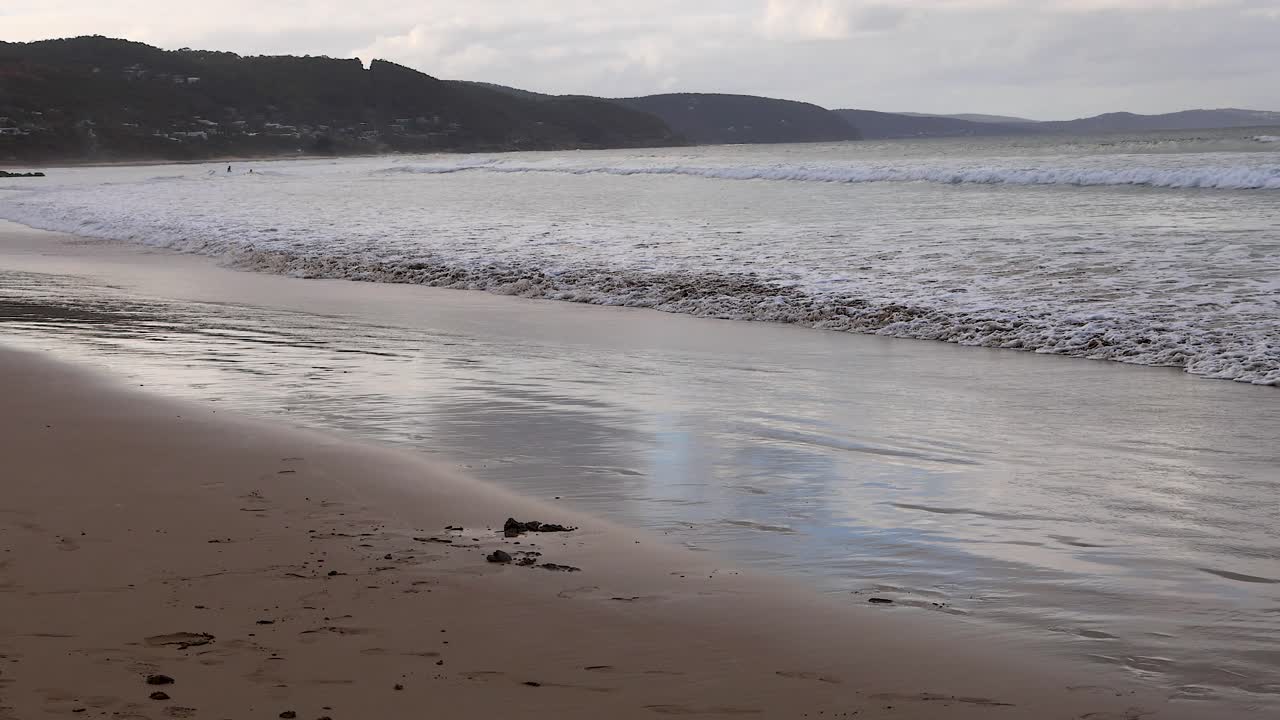 ребенок бежит по берегу пляжа