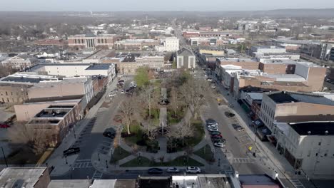 bowling green, kentucky skyline del centro della città con video di drone in movimento che mostra la piazza