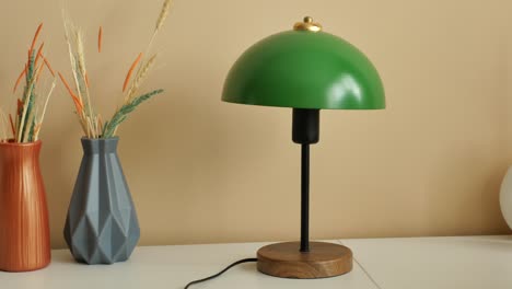 lámpara de mesa verde con base de madera