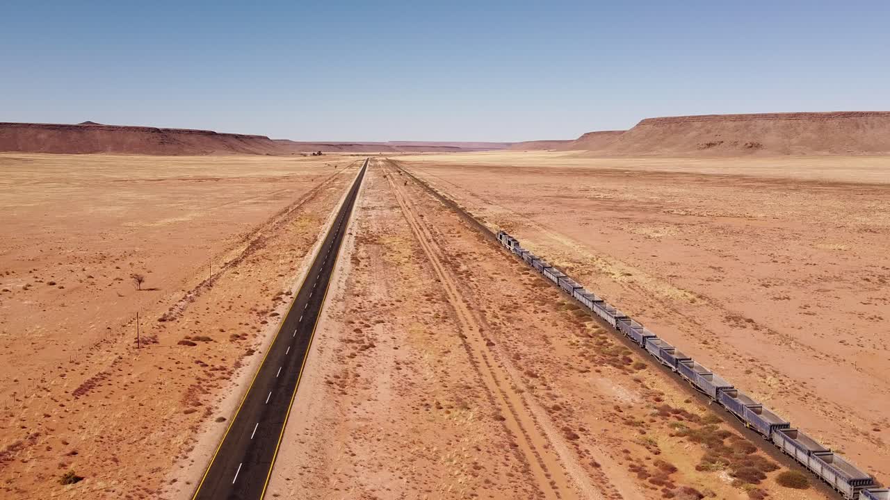 나미비아 사막 기차 여행: 나미브 사막의 광활한 야생에서 고립된 트랙의 4k 영상
