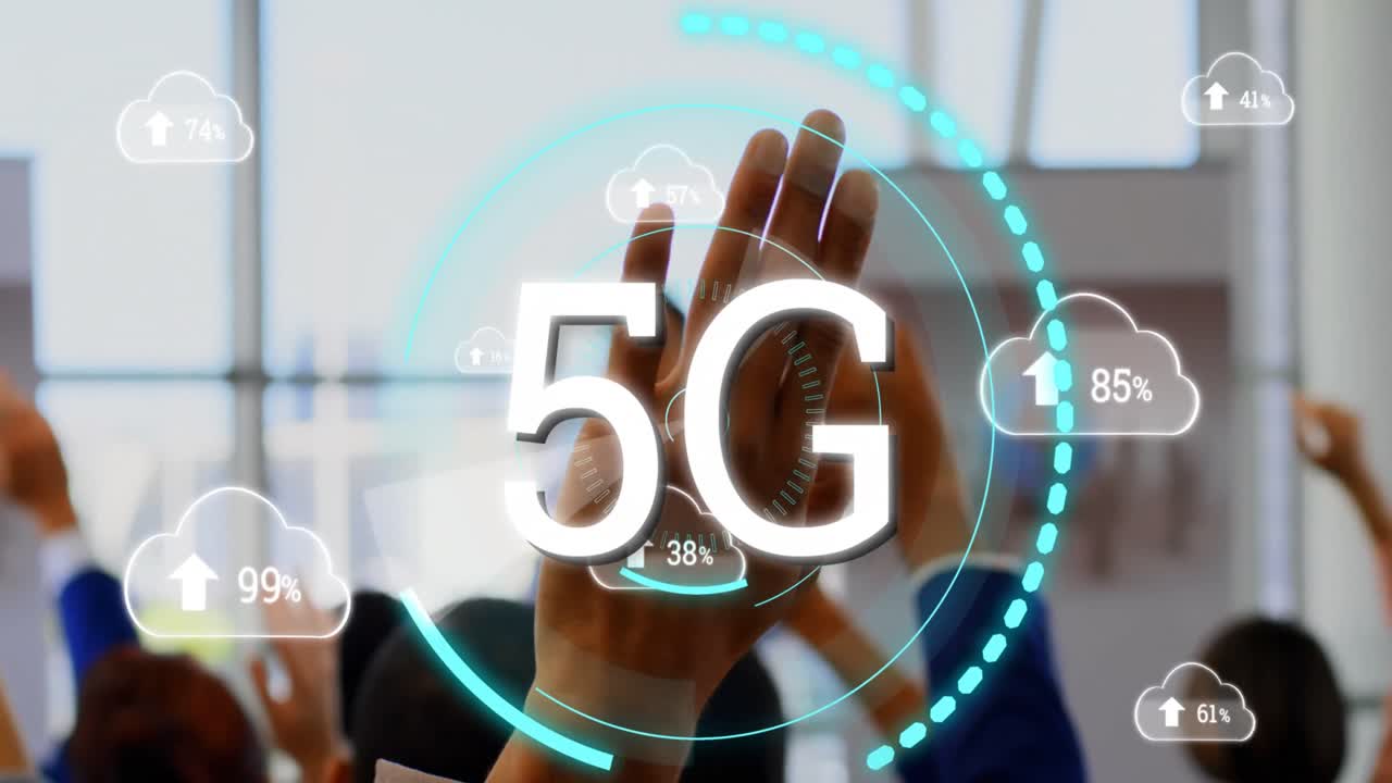 testo 5g su più icone di nuvole contro le persone che alzano le mani durante la conferenza aziendale