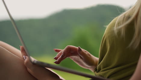 Woman-types-text-on-laptop-computer-keyboard-outdoors