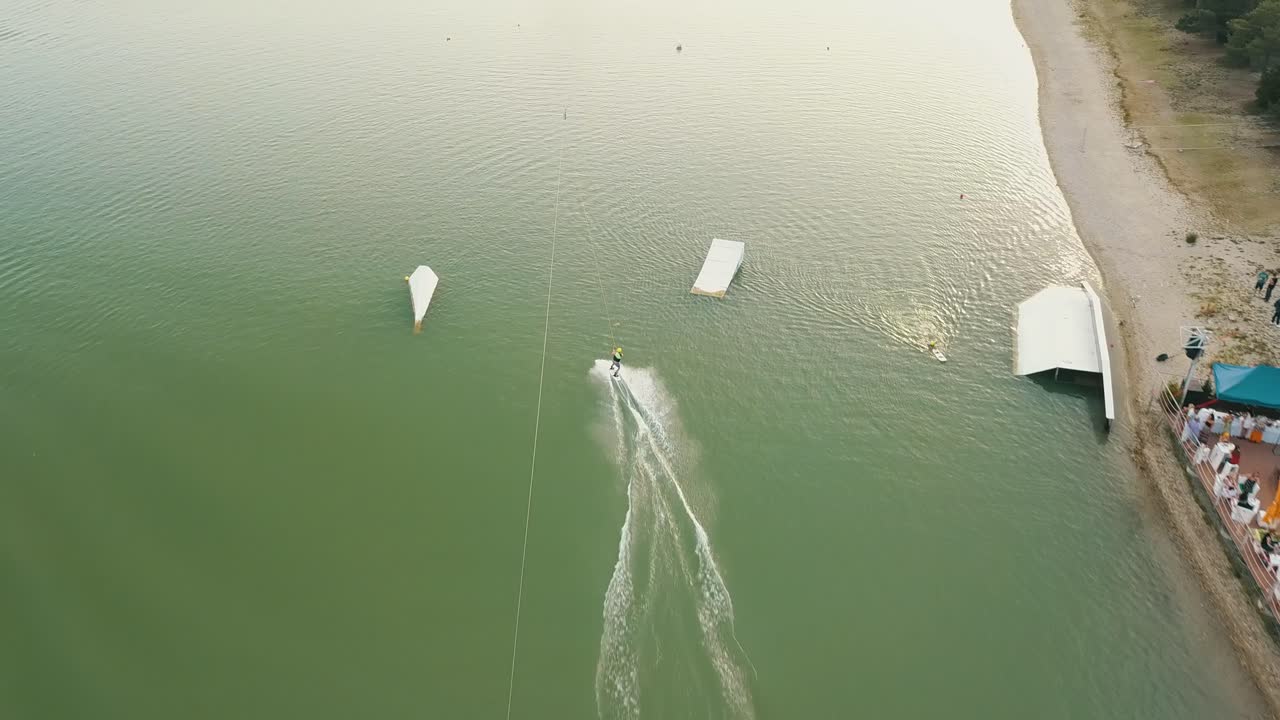 슬로바키아 브라티슬라바 호수 즐라테 피스키에서 웨이크 탑승하는 사람의 드론 샷