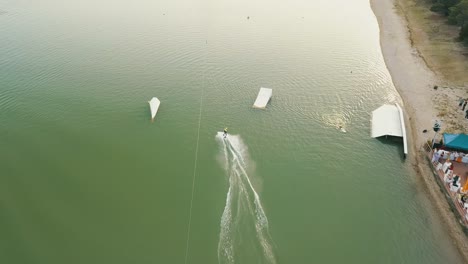 Drohnenaufnahme-Einer-Person-Beim-Wakeboarden-Auf-Dem-Zlate-Piesky-See,-Bratislava,-Slowakei,-In-Ufernähe