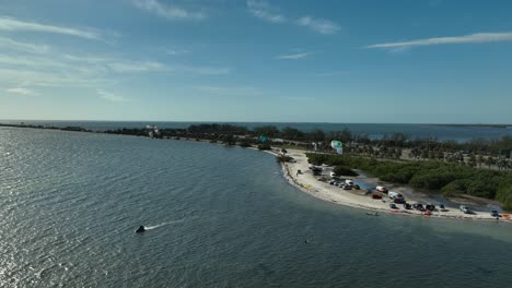 kitesurfistas cerca de san petersburgo florida vista aérea