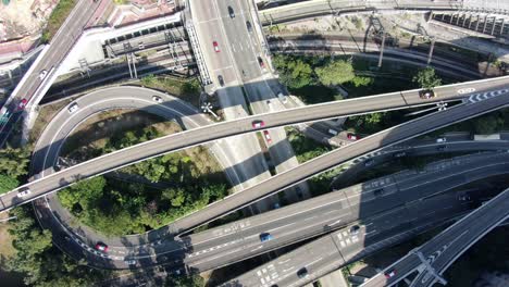 Massiver-Autobahnkreuz-Mit-Verkehr-Auf-Allen-Ebenen-In-Der-Innenstadt-Von-Hongkong,-Luftbild