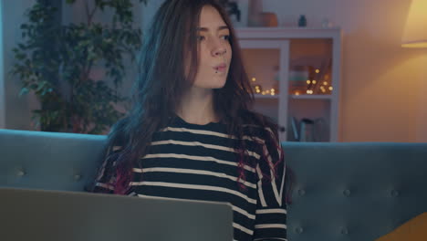 mujer trabajando en una computadora portátil en casa