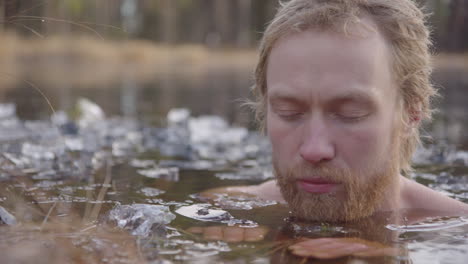 Der-Fokus-Pull-Enthüllt-Den-Blick-Vom-Eis-Auf-Den-Mann-Im-Wasser