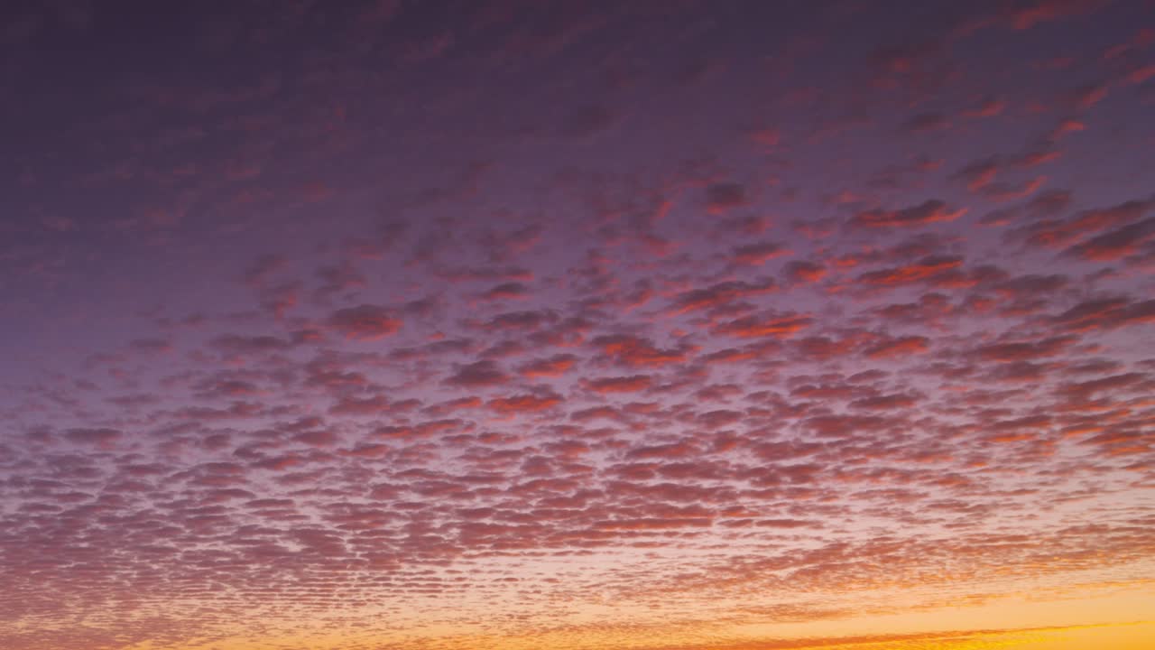 오렌지 황금 하늘 구름 풍경.