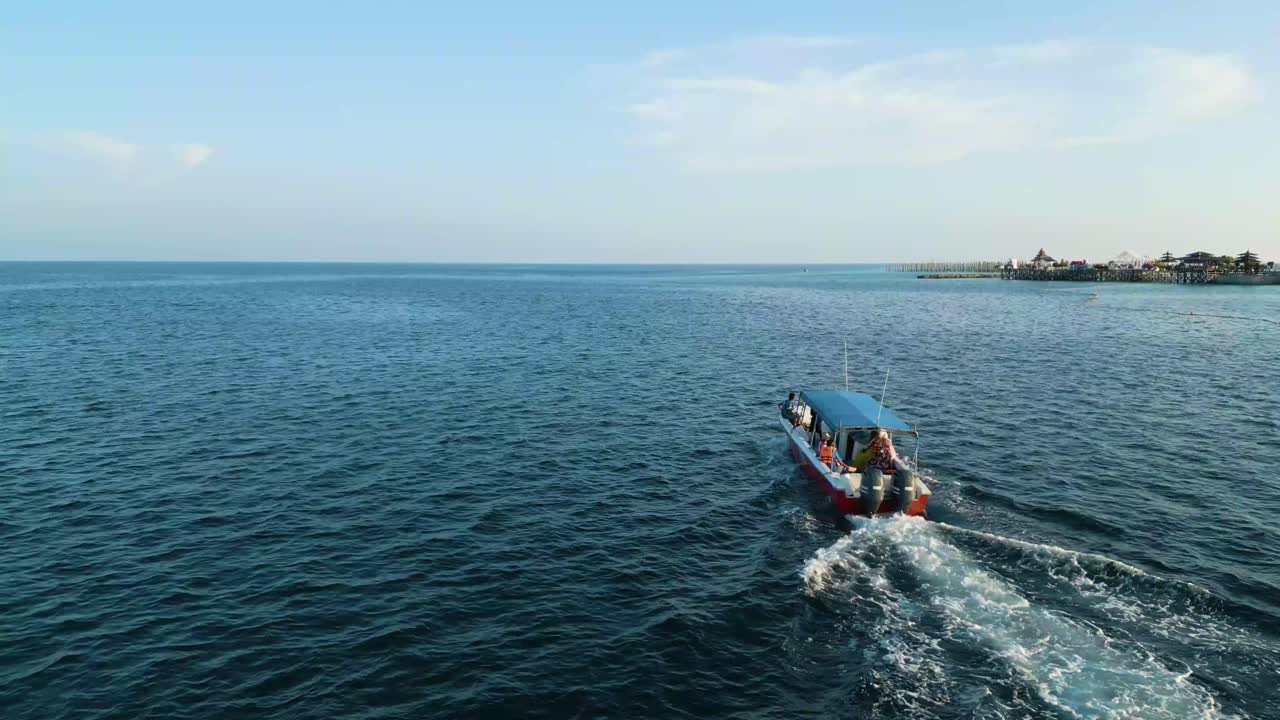 말레이시아 의 일몰 에 셀베스 바다 에 있는 물 위 에 있는 관광 보트 뒤 에 있는 공중 전망