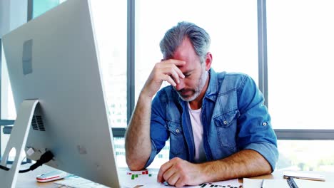 ejecutivo masculino preocupado sacudiendo la cabeza