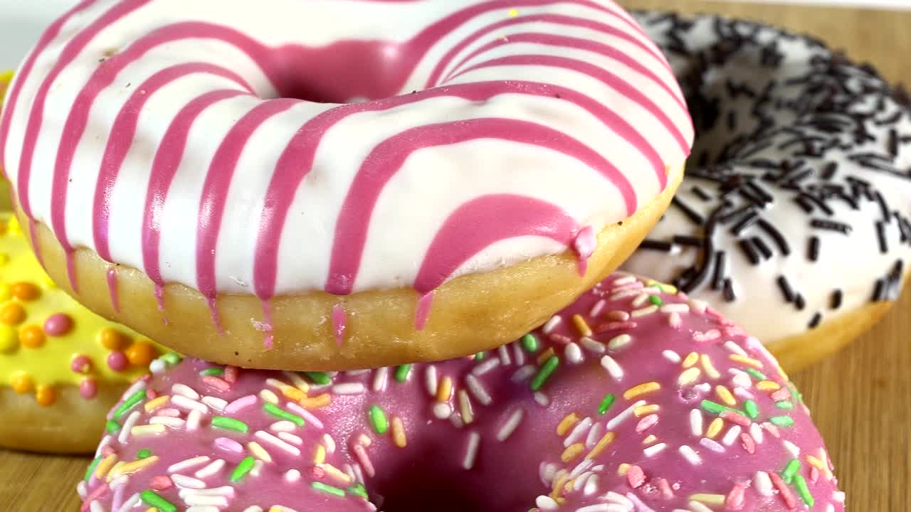 테이블 위에 다른 채우기와 함께 회전하는 도 - 맛있는 달한 도이 접시 위에 회전하는 밝고 다채로운 도 클로즈업 매크로 은  바탕에 회전합니다.