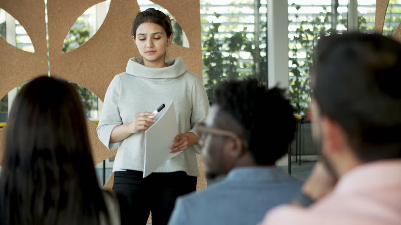 사람 들 과 의사 소통 하는 비즈니스 코치