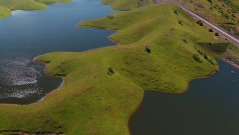 Lush-Green-Hills-On-The-Shore-Of-San-Luis-Reservoir-In-Merced-County,-California