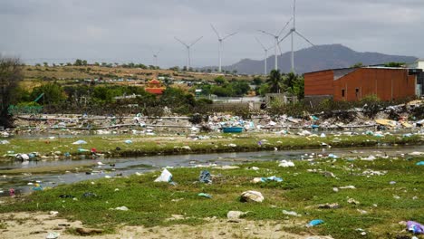 Toma-Estática-De-área-Contaminada-Cerca-De-Generadores-De-Turbinas-Eólicas