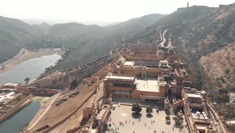 Vista-Panorámica-Que-Rodea-El-Fuerte-ámbar-Con-Vistas-Al-Lago-Maota-En-Jaipur,-Rajasthan,-India---Toma-Panorámica-Aérea