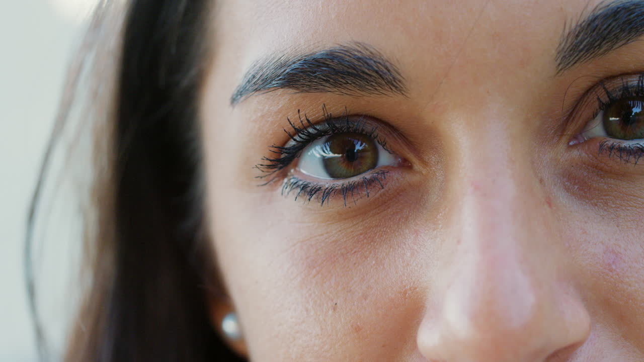 primer plano de los ojos y la cara de una mujer
