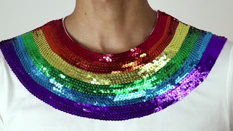 modelando una camiseta con lentejuelas que conmemora el día del orgullo gay
