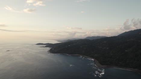 La-Costa-De-Costa-Rica-Durante-La-Puesta-De-Sol-Con-Una-Amplia-Vista-Del-Océano-Y-La-Selva