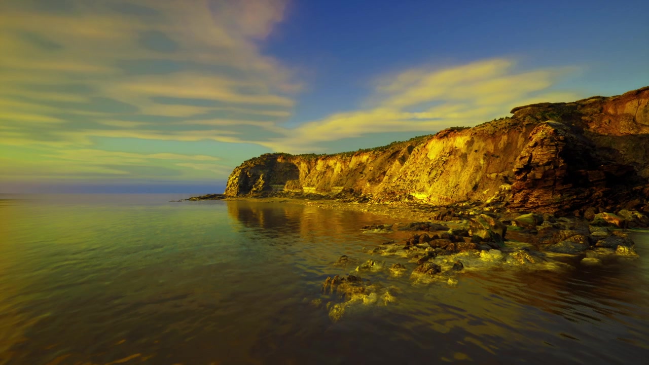 Atardecer relajante sobre un mar tranquilo con tonos cálidos y aguas serenas