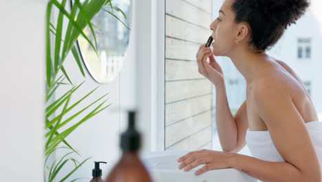 cosméticos, lápiz labial y mujer en el baño