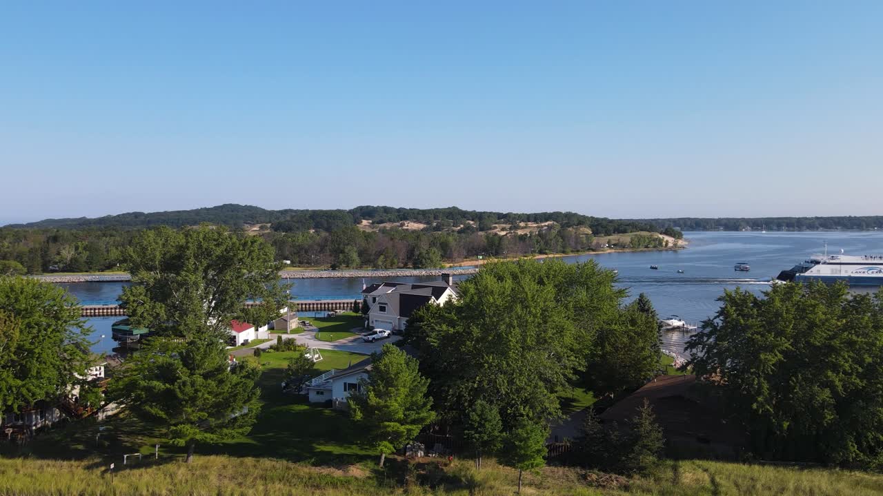 머스키건 호수로 들어가는 레이크 익스프레스 페리