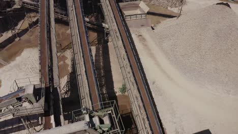 un gran camión cargado de arena se dirige hacia el sitio de construcción, fotos aéreas del camión junto con el sitio de construcción y los materiales