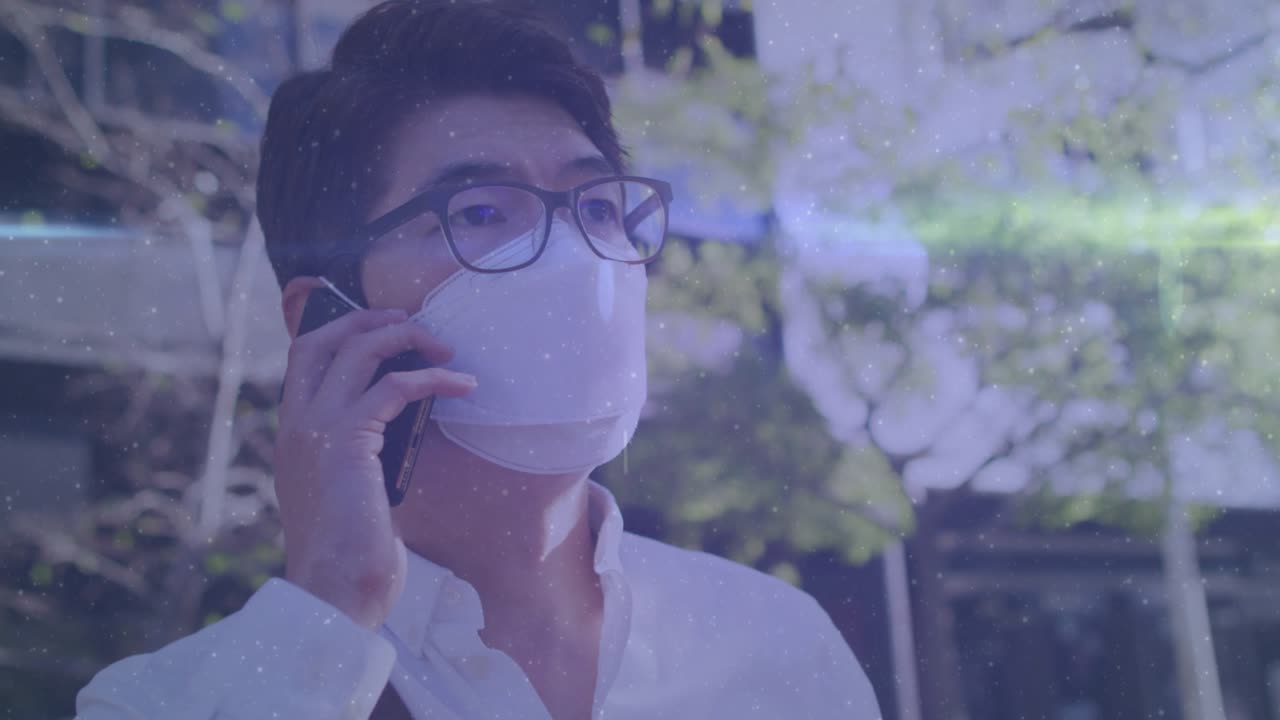 마케팅 매니저가 밖에서 스마트폰으로 통화하며 주변의 급증하는 소셜 미디어 지표를 확인하고 있어요.