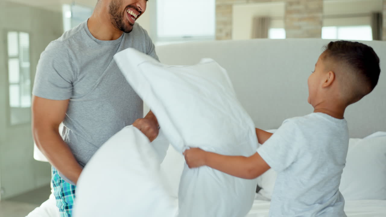 베개 싸움, 놀이, 그리고 침실에서 소년 아이와 아빠