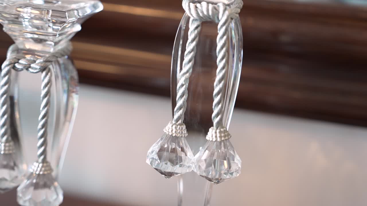 Oggetti decorativi in vetro con dettagli argentati. Sono disposti in bella mostra perché i visitatori possano ammirarli. Gli oggetti riflettono la luce ed esaltano la maestria artigianale.