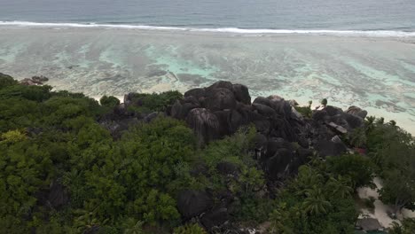 anse source d'argent playa en la isla de la digue en las seychelles filmada desde arriba
