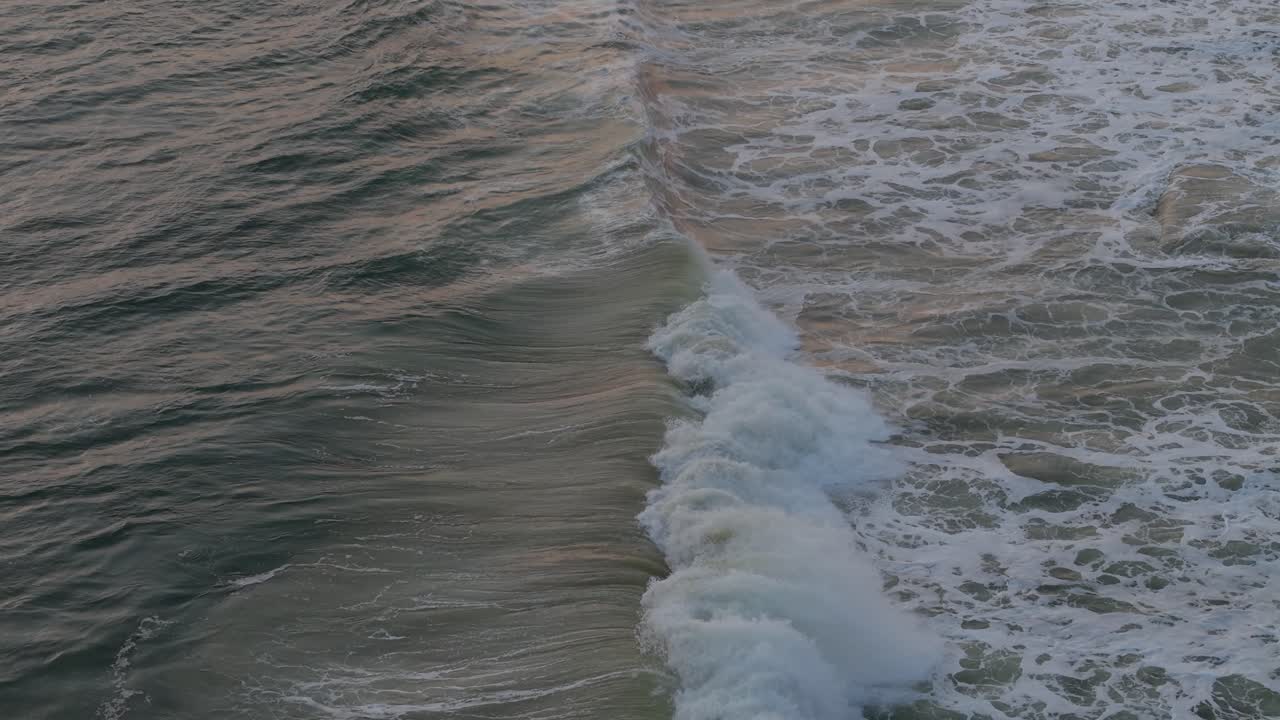 волна серфера на пляже в замедленном движении во время захода солнца в лагосе, нигерия